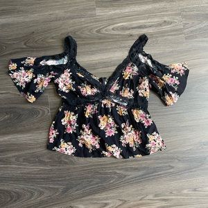 New 🌟 Forever 21 Lace Floral Open Shoulder Cropped Top